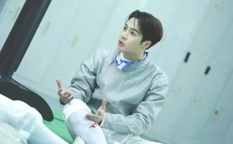 王嘉尔录制百年奥运宣传片,是国家击剑运动员,曾备战伦敦奥运会