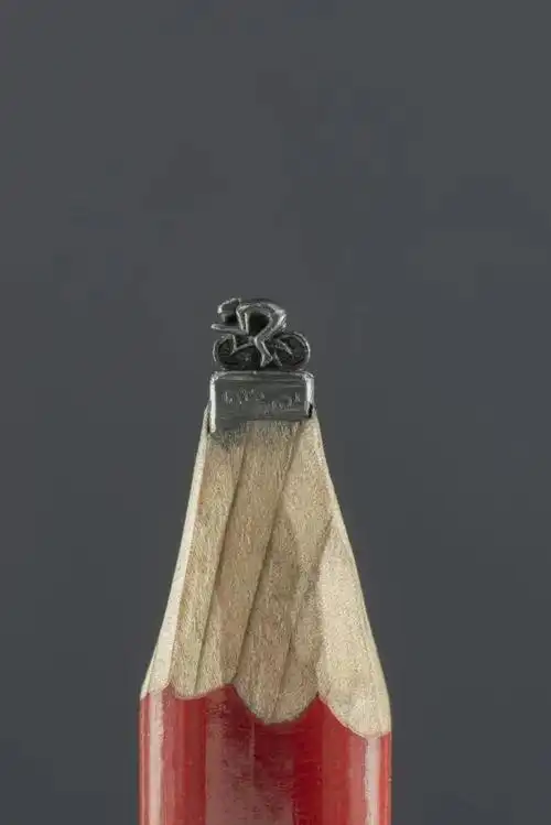 他在笔尖上搞艺术,几毫米的空间,绽放令人惊叹的微雕艺术