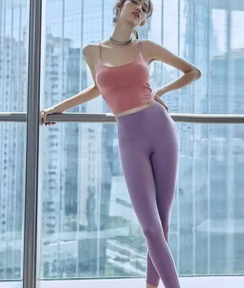 修身显瘦的打底裤,完美修饰出美女的紧致身材,散发成熟魅力!