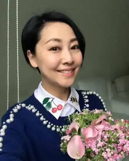 张卫健43岁老婆张茜近照曝光,变化很大,网友:像60岁!_网易订阅