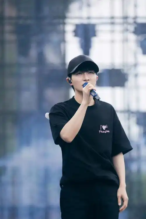 其中,备受瞩目的嘉宾之一,歌唱界的新星周深以素颜状态接受了采访,并