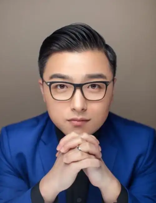 成为了浙江卫视的节目,而站在舞台上的主持人并不是沈南,而是华少