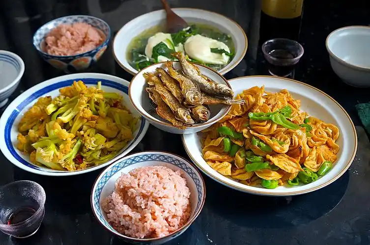 妹妹带人来我家吃午饭,简单的三菜一汤,妹妹吃完连赞接地气_做法