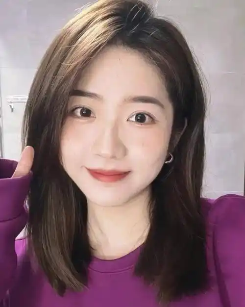 给自己换上一款中短发吧,这款齐肩锁骨中短发,很适合圆脸大脸的女生