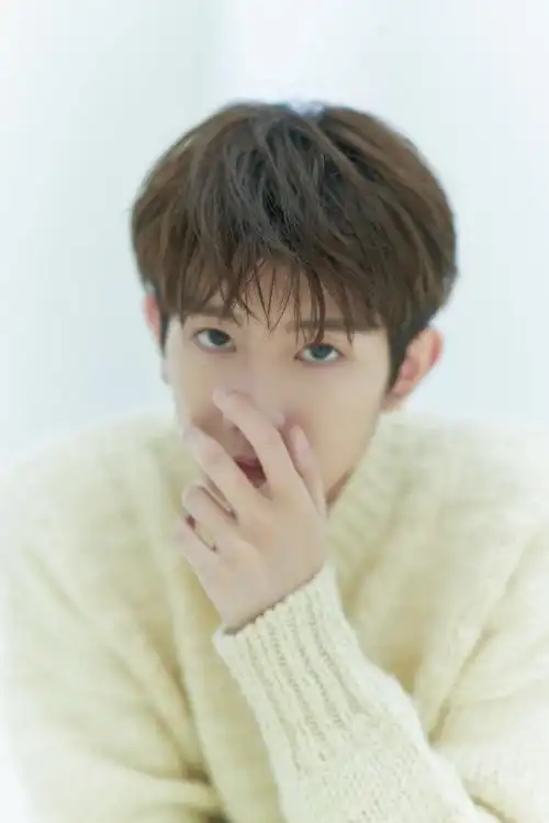 王源超话20岁的这组图一直都存在手机里面 特别喜欢 每次穿毛衣都很