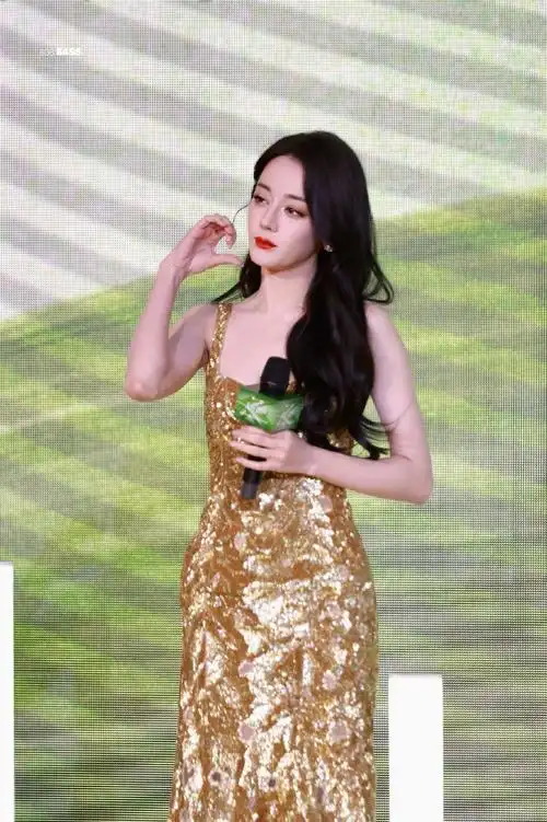 爱琴海品牌代言人迪丽热巴