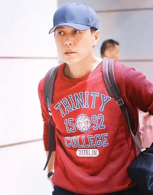 靳东"反油腻"的秘诀:穿基础款,梳偏分发型,45岁也很有男人味