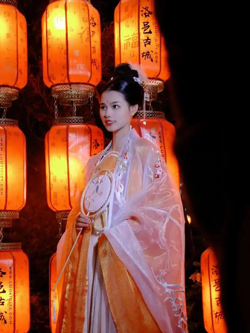 古风 #美女 #古装 今天不偷文案,偷你的心 - 抖音