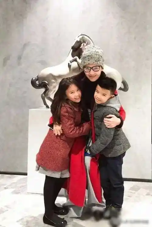 刘涛晒全家福,她44岁细嫩像少女,小2岁老公头顶秃秃像老头