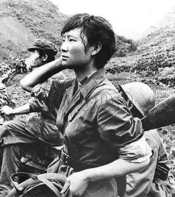 80年代中越自卫反击战中的女兵,战争很残酷,她们的存在有了些许欢乐_