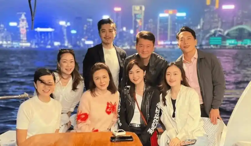 关之琳豪华游艇聚会穿半透粉毛衣青春逼人61岁看起来比20多岁小姑娘都