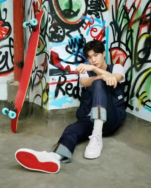 12月11日,范丞丞的一组照片曝光,他身穿牛仔裤短袖搭配马甲,脚踩滑板