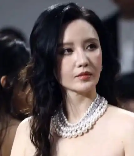 这一夜满身赘肉的张萌把她的中年尴尬展现得淋漓尽致