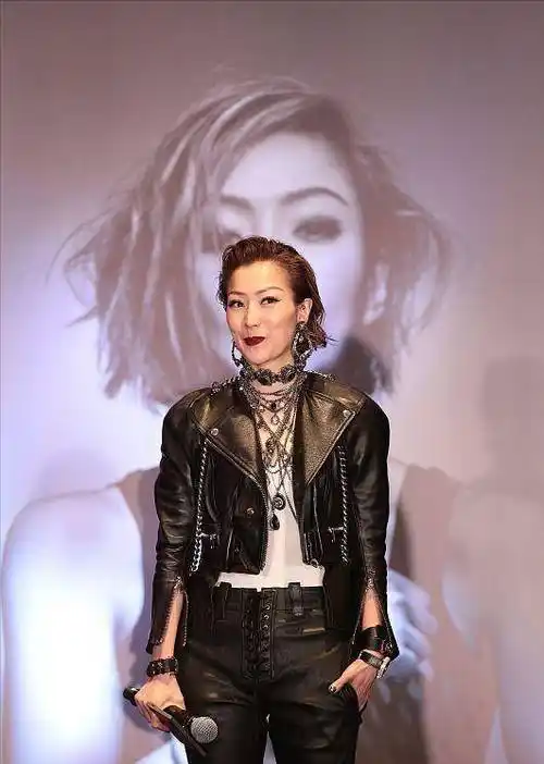 50岁的郑秀文穿衣挺大胆,走"潮男"路线,看着没有违和感_服饰_进行