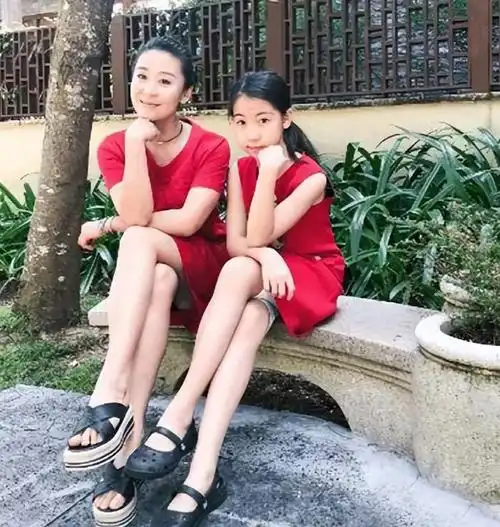 婚后,晋升为两娃之母的苗圃,减缓演艺事业步伐,将工作重心转移到家庭