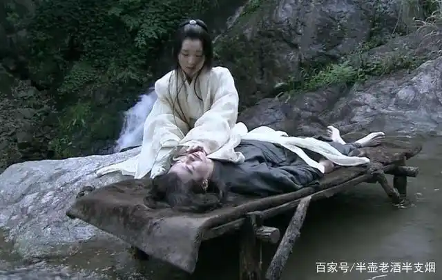 就一刀将其斩杀;还有人说曹操直接把貂蝉送给了关羽,关羽同样辣手摧花