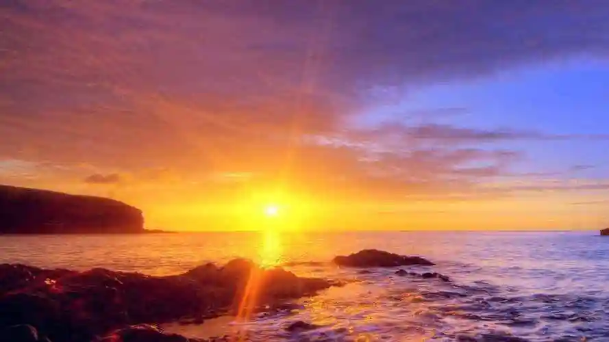 天空中云彩上火红的太阳唯美风景壁纸套图1