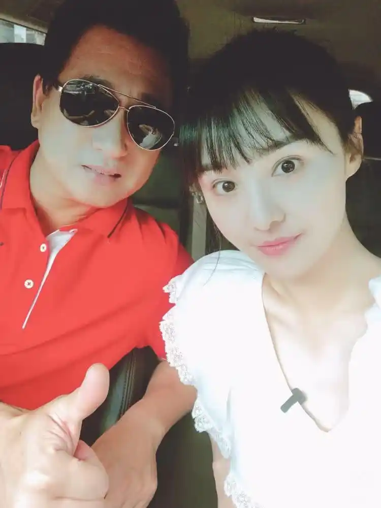 郑爽晒自拍照与老爸一起逛街 素颜齐刘海出镜清新似少女