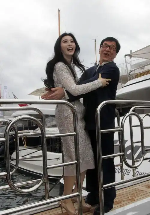 简介:成龙范冰冰绝地逃亡现身戛纳当众拥抱做宣传,分享一组成龙图片给