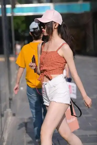 白色牛仔短裤搭配吊带背心,清凉舒适,时尚帅气