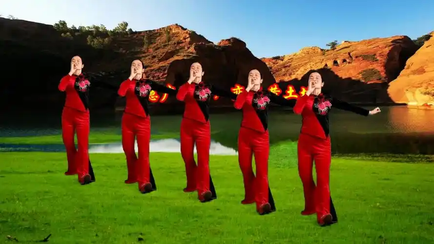 小慧广场舞《恋恋黄土地》喜庆俏丽的秧歌舞步让你看不够