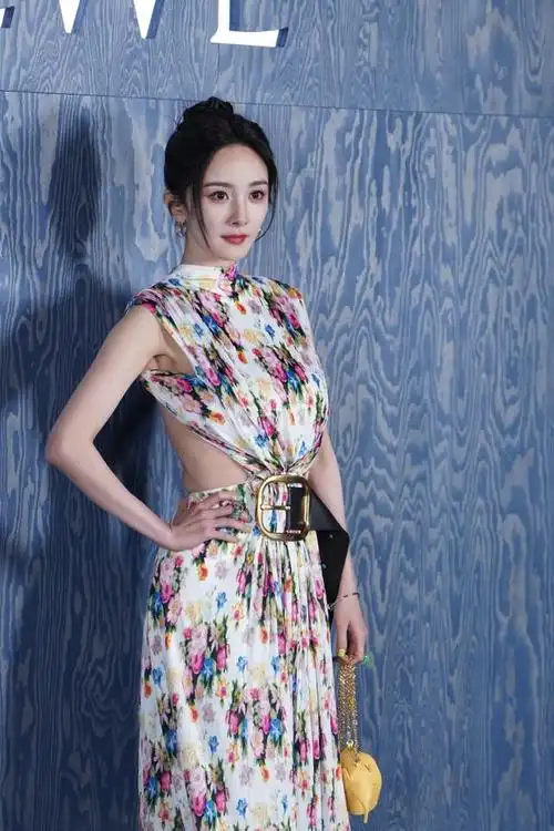 杨幂穿v领礼裙扮粉红女郎,大秀事业线从油画中走出