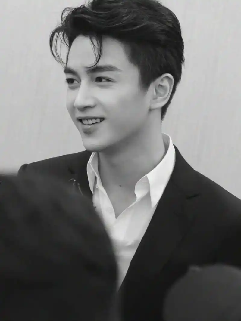 陈晓壁纸分享 这套西装服真的可以帅晕我