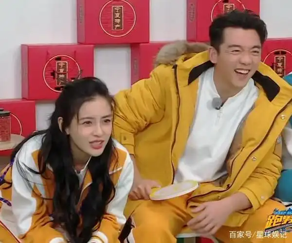 杨颖与郑恺脸贴脸"咬耳朵",男方碰腿示意有镜头,小动作太甜了