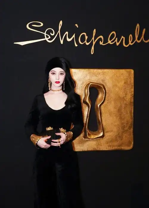 范冰冰化身霸气贵妇闪耀巴黎黑金配新造型如女王大露背更是绝