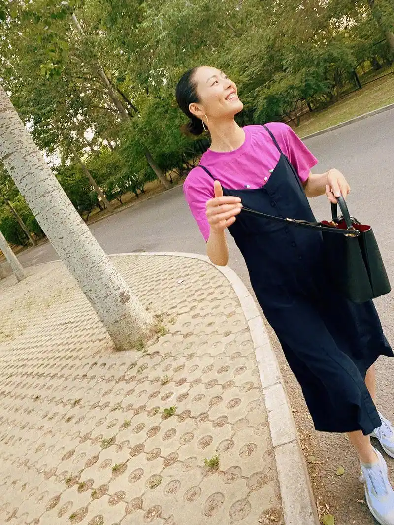 原创刘雯夏日私服穿搭美成典范,大胆的色彩搭配,闻到了夏天专属味道