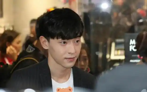 31岁邓伦近照曝光身形发福面容邋遢被曝隐婚生女遭圈内人疏远