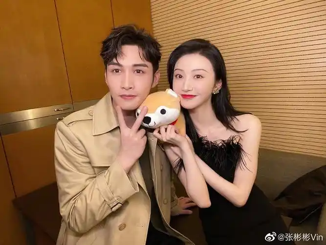 彬彬和甜甜拍合照脸红了吧?