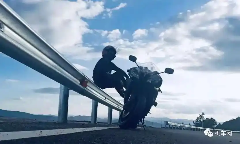 我的背影,却无法感受我的激情,你有你的a8,我们有属于我们自己的机车