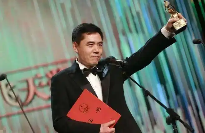 陈宝国和赵奎娥是中央戏剧学院的同班同学,出于种种考虑,两人一开始并