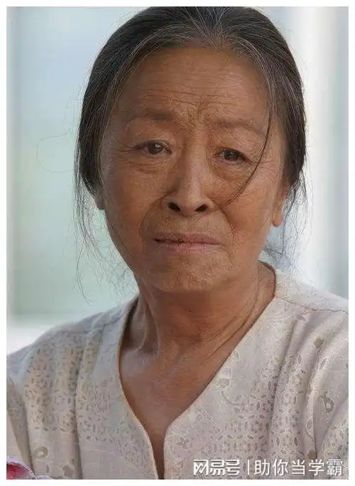 张惠宝得知张少华因病在宿舍孤身忍受高热时,立即赶到医院照料她,尽心