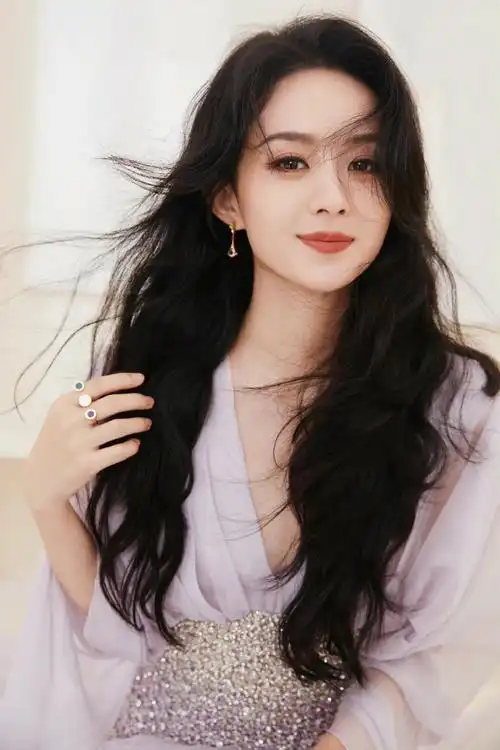 赵丽颖淡紫深v长裙造型