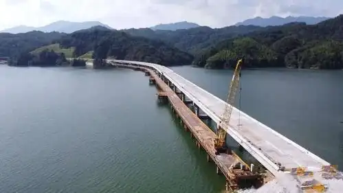 自2018年9月项目桥隧工程开工建设以来,针对隧道沿线地质结构复杂