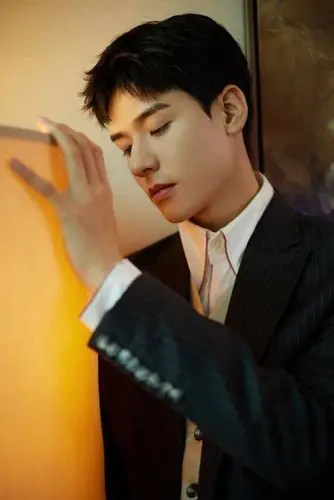 龚俊一身红色西装好惊艳,再现他的憨憨笑容