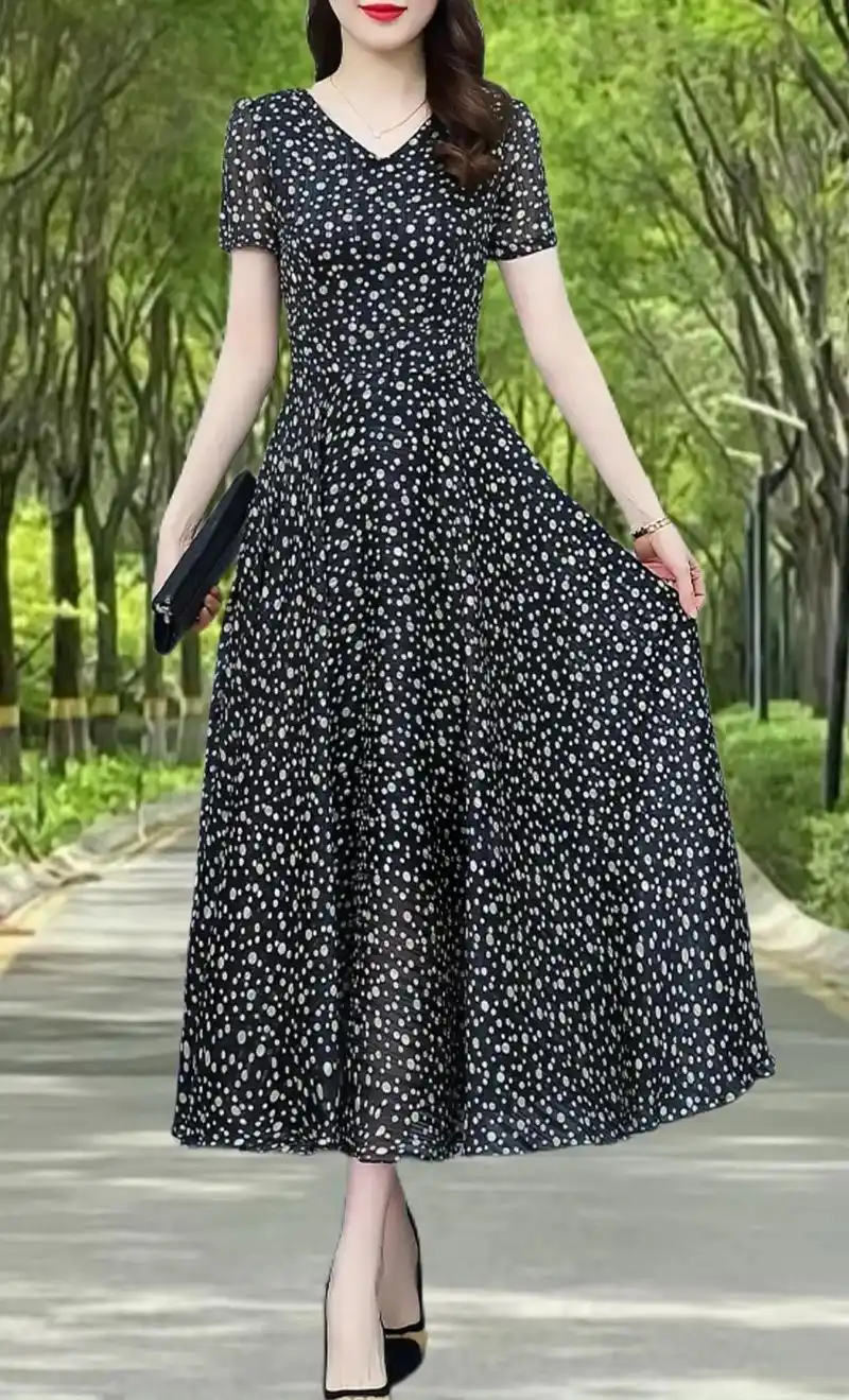 姐妹们,新款夏季短袖波点雪纺连衣裙来啦!收腰显瘦,时尚洋气版型