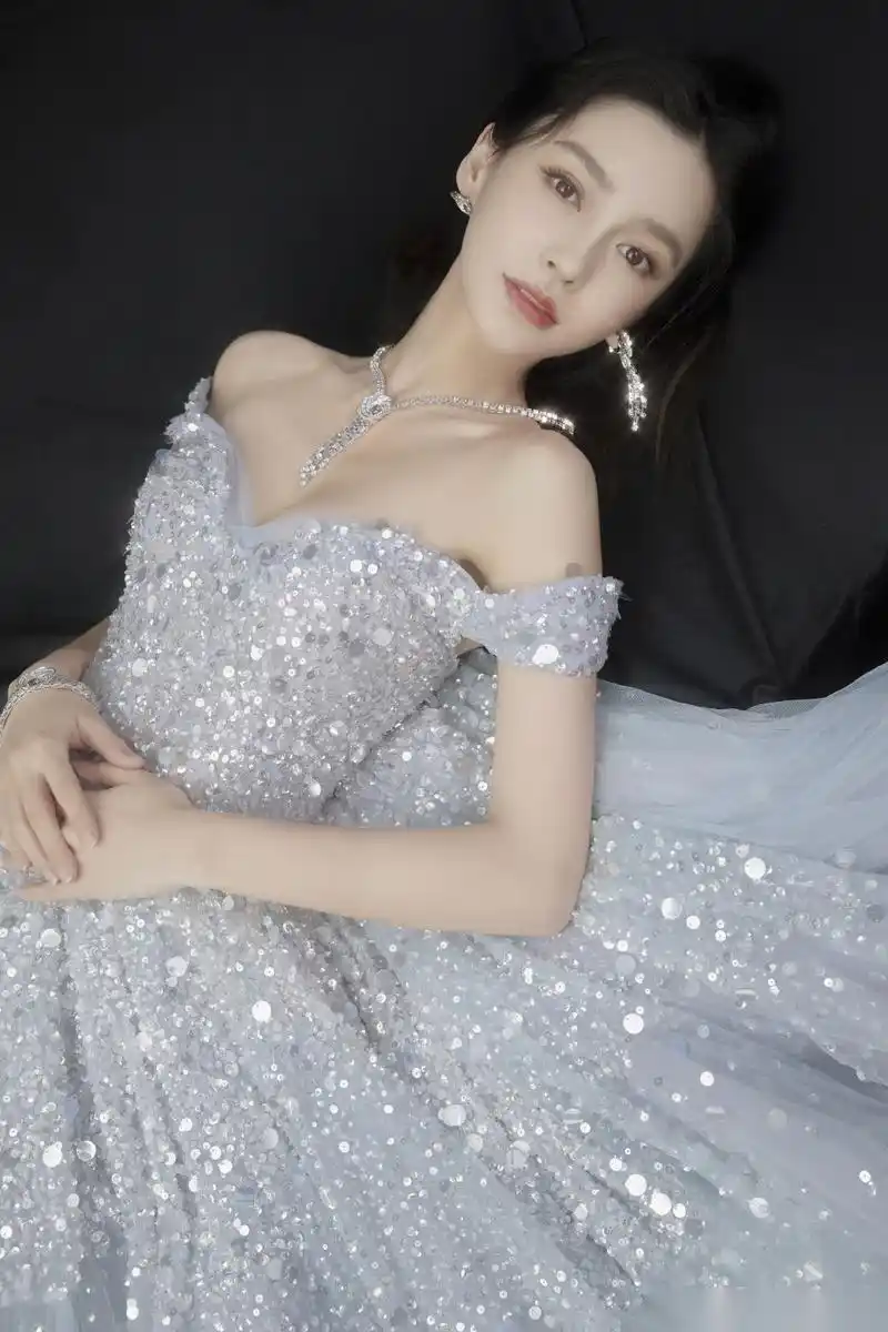 angelababy一身亮片长裙,仙气十足美极了.