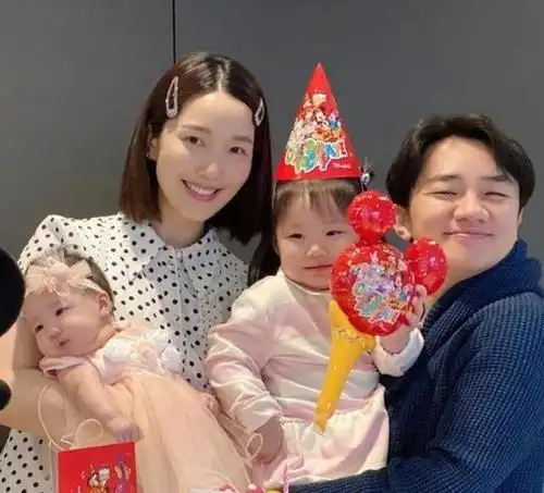 王祖蓝晒一家四口同框照看到鼻子后网友复制粘贴的吧