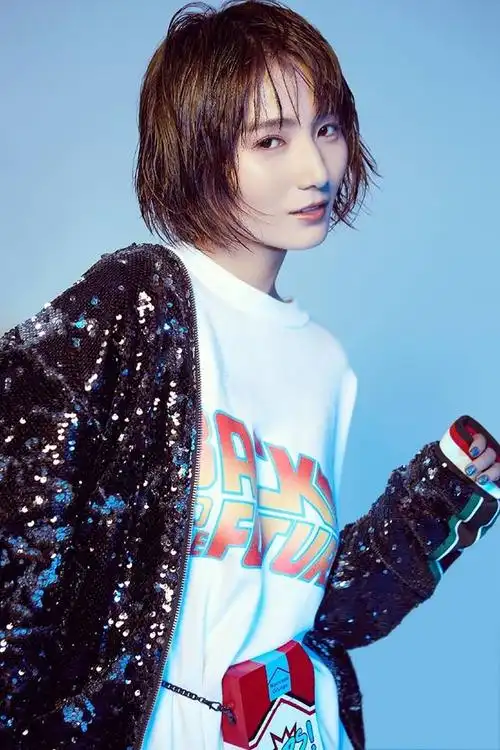 张嘉欣元气写真曝光 时髦混搭表现力max