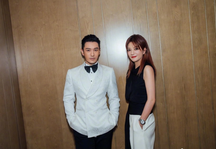 赵薇黄晓明黑白搭配默契十足