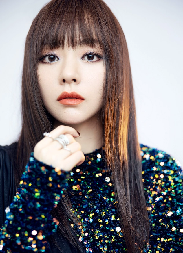 一直都是无刘海的张靓颖也剪了一款齐刘海的发型,使得脸蛋更加小巧