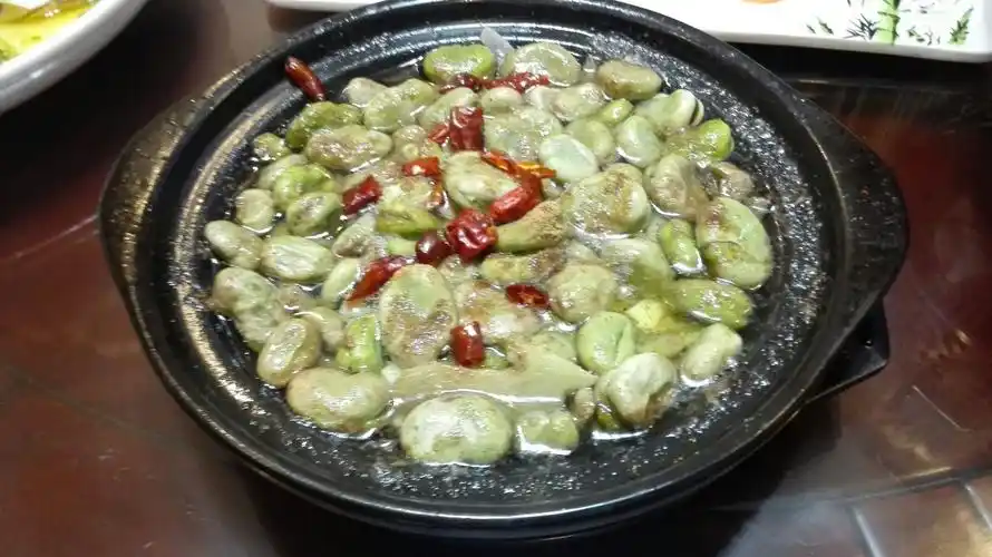 油焖蚕豆:高邮地方菜,是一道美味的补气菜肴.