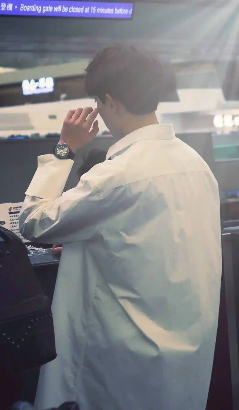 来看图猜背影吧,让人心动的背影中有没有你家爱豆