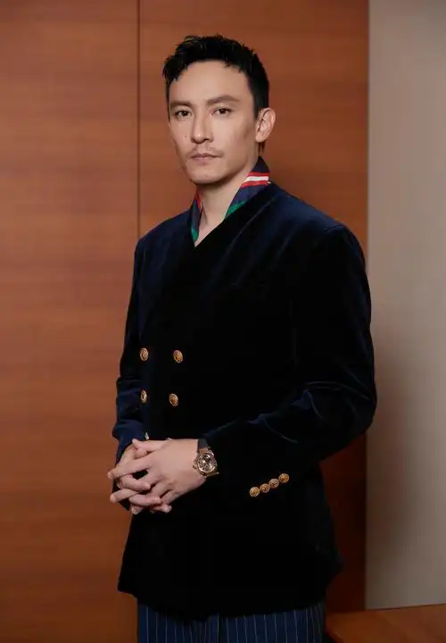 张震超话先生身着复古金扣西装搭配条纹裤拿捏冬日同色系穿搭,以