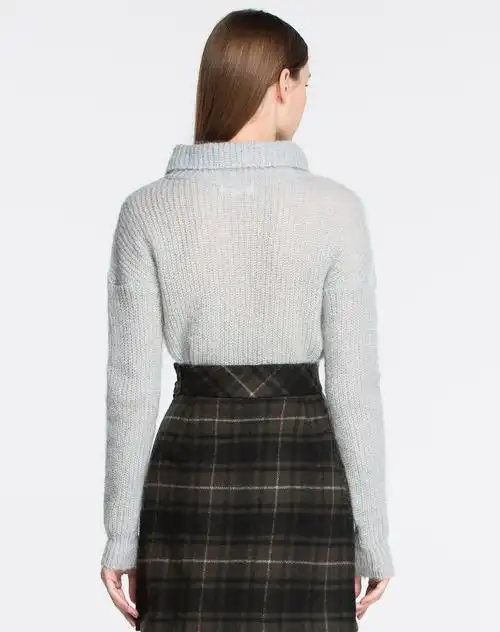 浅蓝灰色时尚百搭长袖针织衫