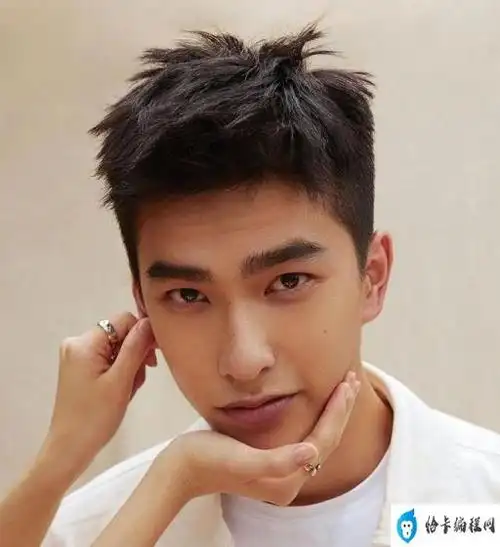 男生想要保持少年感,发型一定要清爽.两边铲短的露额短发,干净又帅气.
