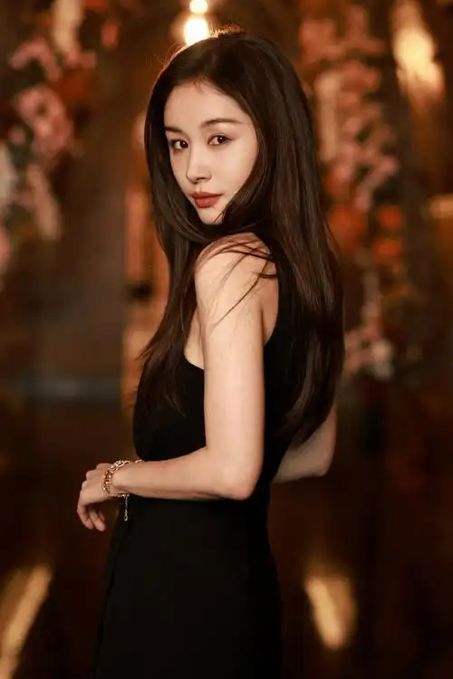 王子文黑色斜肩长裙##王子文打卡另一个自己